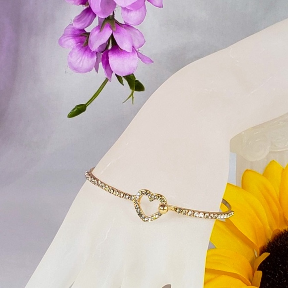 NWT Womens Goldtone Heart Rhinestone Hook Bangle Bracelet
